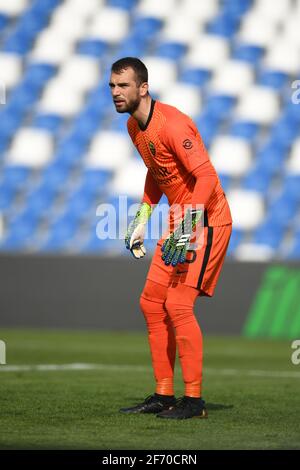 Pau Lopez Sabata (Roma) durante la partita italiana 'sarie A' tra Sassuolo 2-2 Roma allo stadio Mapei il 3 aprile 2021 a Reggio Emilia. Credit: Maurizio Borsari/AFLO/Alamy Live News Foto Stock