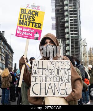 LONDRA, REGNO UNITO. 3 APRILE. I proestori radunano per dimostrare contro la proposta di polizia, crimine, condanna e tribunali Bill in Parliament Square, Londra, Inghilterra Sabato 3 aprile 2021.(Credit: Tejas Sandhu | MI News) Credit: MI News & Sport /Alamy Live News Foto Stock