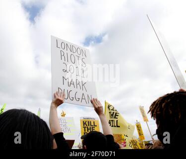 Londra, Regno Unito. 03 Apr 2021. Un manifestante che partecipa alla protesta di Kill the Bill tiene un segno con un esempio di una precedente protesta che ha avuto un impatto significativo. Il cartello recita 'London Riots 2011 Mark Duggan'. Anna Hatfield/ Pathos Images Credit: One Up Top immagini editoriali/Alamy Live News Foto Stock