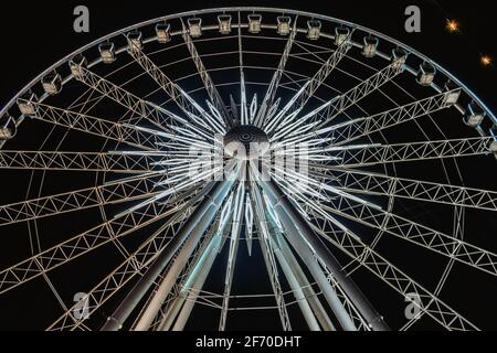 Enorme ruota panoramica di notte. Vista dall'alto. Foto Stock