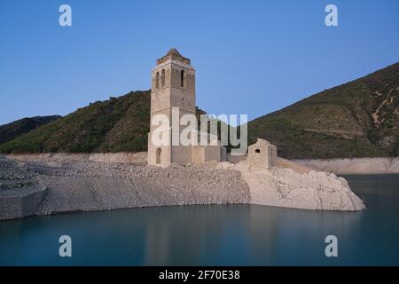 Chiesa abbandonata e sommersa nella città di Mediano, nei Pirenei aragonesi, che si trova a Huesca, Spagna. Vista Foto Stock