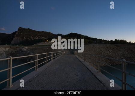 Chiesa abbandonata e sommersa nella città di Mediano, nei Pirenei aragonesi, che si trova a Huesca, Spagna. Vista Foto Stock