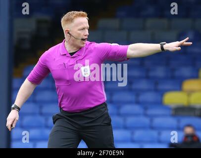 Southend, Regno Unito. 03 Apr 2021. SOUTHEND, INGHILTERRA - APRILE 03: Arbitro A Youngduring Sky Bet League Two tra Southend United e Carlisle United al Roots Hall Stadium, Southend, Regno Unito il 03 Aprile 2021 Credit: Action Foto Sport/Alamy Live News Foto Stock