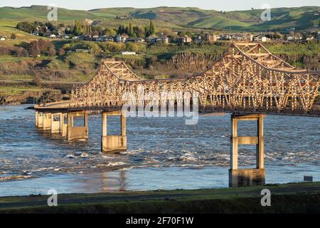 Il ponte in acciaio dipinto di arancio Dalles che attraversa il fiume Columbia Tra la Dalles Oregon e Dallesport Washington con il sud banca dietro Foto Stock