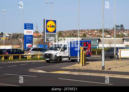 3 aprile 2021 UNA consegna Tesco Van tira all'interno del parcheggio vicino al Tesco Extra Superstore nel Castlebawn Retail Park di Newtownards, Co Down N. Foto Stock