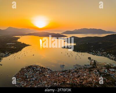 Vista aerea della chiesa di montagna Kastro e della città sull'isola di Poros durante il tramonto. Grecia in estate Foto Stock