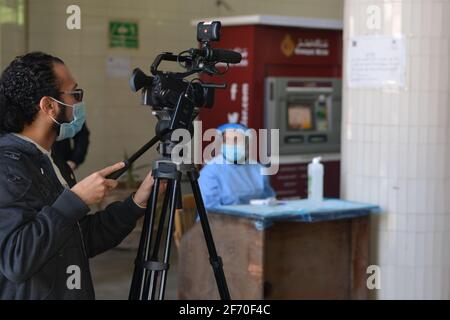 supporto e stampa per la restituzione degli esami in classe e studiando sotto misure rigorose del coronavirus e precauzionale e preventivo misure Foto Stock