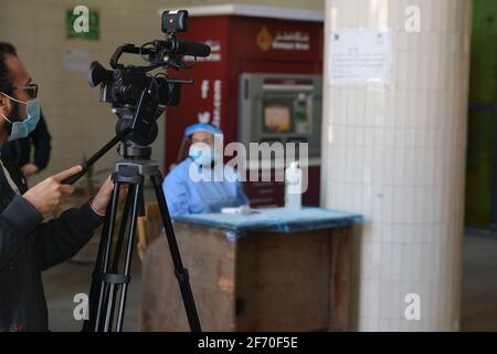 supporto e stampa per la restituzione degli esami in classe e studiando sotto misure rigorose del coronavirus e precauzionale e preventivo misure Foto Stock