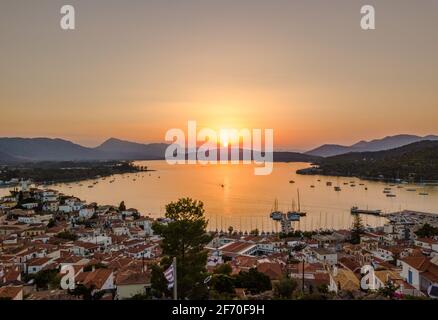 Vista aerea della chiesa di montagna Kastro e della città sull'isola di Poros durante il tramonto. Grecia in estate Foto Stock