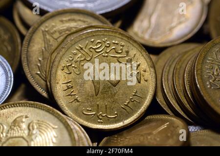 Dieci milliemi moneta 1973 (osserva il lato della moneta), vecchio denaro egiziano di 10 milliemi moneta Foto Stock