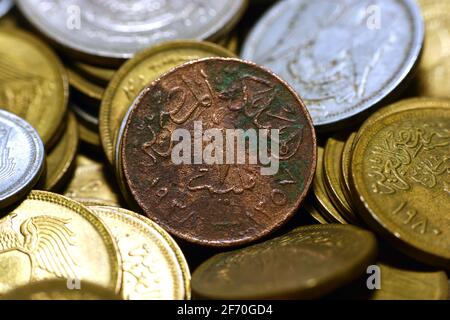 Una moneta di millieme 1938, vecchio denaro egiziano di 1 millieme moneta (il millieme rosso) la valuta del regno d'Egitto al tempo del re Farouk i Foto Stock