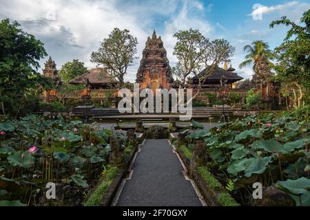 Tempio pura Taman Saraswati, noto anche come Palazzo dell'acqua di Ubud, Bali, Indonesia. Foto Stock