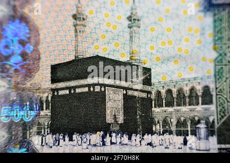 Kaaba e al-masjid al-haram in Mecca foto sul lato di osservazione della banconota da 500 riyals Saudita, primo piano con focus selettivo di 500 riyals Saudita denaro Foto Stock