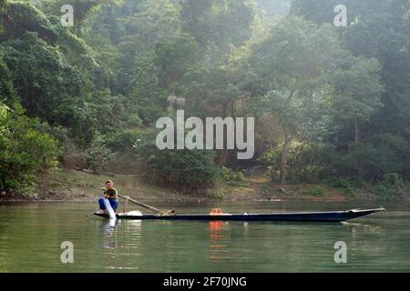 Pesca da una canoa con rete. BA Be lago. Distretto B?c K?n, Provincia B?c K?n. Vietnam nord-orientale Foto Stock