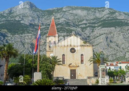 MAKARSKA, CROAZIA - 9 GIUGNO: Cattedrale di San Marka a Makarska il 9 giugno 2019. Foto Stock