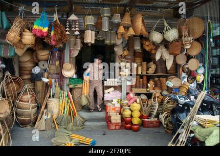 Negozio vietnamita che vende basketware. Quartiere Vecchio di Hanoi, Vietnam Foto Stock