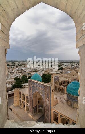 Il MIR-i-arab madrasa e nei dintorni di Bukhara visto dalla cima del minareto Kalon, Bukhara, Uzbekistan Foto Stock