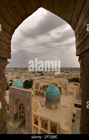 Il MIR-i-arab madrasa e nei dintorni di Bukhara visto dalla cima del minareto Kalon, Bukhara, Uzbekistan Foto Stock