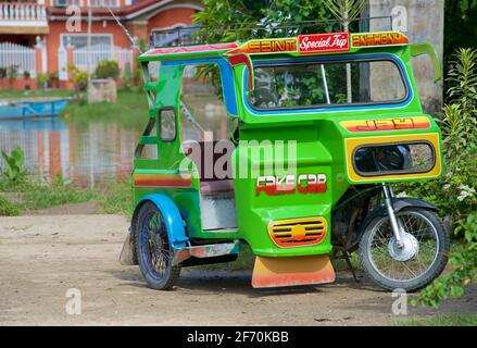 Piccolo triciclo o trike motorizzato a forma di tuk-tuk; un taxi per le escursioni locali. Bohol, le Filippine. Foto Stock