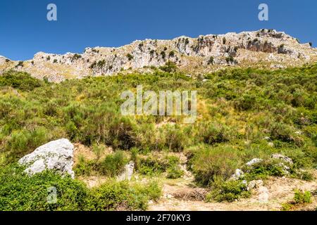 Vista della Rocca del Crasto vicino alla città di Alcara li fusi nel Parco dei Nebrodi, Sicilia Foto Stock