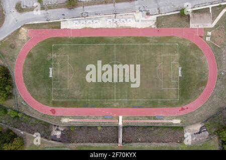 Una vista aerea della pista e del campo di calcio alla scuola media Jose M. Lopez, sabato 3 aprile 2021, a San Antonio. Foto Stock