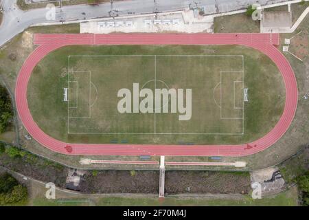 Una vista aerea della pista e del campo di calcio alla scuola media Jose M. Lopez, sabato 3 aprile 2021, a San Antonio. Foto Stock