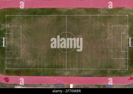 Una vista aerea del campo di calcio alla scuola media Jose M. Lopez, sabato 3 aprile 2021, a San Antonio. Foto Stock