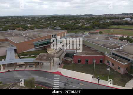 Una vista aerea della scuola media Jose M. Lopez, sabato 3 aprile 2021, a San Antonio. Foto Stock