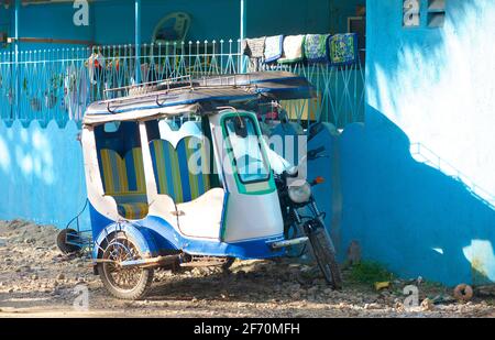 Piccolo triciclo o trike motorizzato a forma di tuk-tuk; un taxi per le escursioni locali. Bohol, le Filippine. Foto Stock