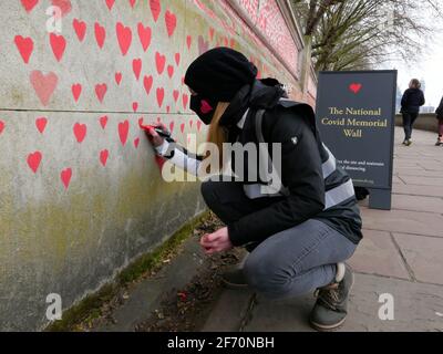 ‘un’effusione d’amore’ – un enorme Muro commemorativo del Covid-19 iniziato di fronte al Parlamento di Londra, lunedì 29 marzo – le famiglie in cattività hanno iniziato oggi la creazione di un Muro commemorativo del Covastid-19, sull’argine di fronte alla Camera del Parlamento di Westminster, London.Pittura di cuori rossi individuali per ciascuna delle più di 145,000 vite perse a causa del virus, Il gruppo spera di mettere le storie personali al centro dell’approccio del governo per imparare le lezioni dalla pandemia e si aspetta che il muro si estenda a oltre mezzo chilometro nei prossimi giorni. Foto Stock