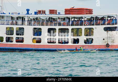 Dettaglio del traghetto filippino che trasporta passeggeri sul mare Visayan, isola Bantayan, Visayas Centrale, Filippine. Foto Stock