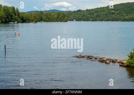 Squam Lake ha 2 regioni distinte, Little Squam a sud e Big Squam a nord. Un piccolo canale separa entrambe le sezioni del lago. Piccolo S Foto Stock