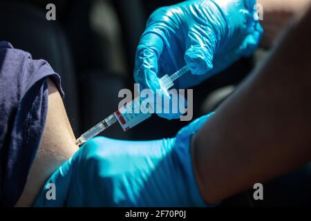 Una donna riceve un colpo di Covid-19 in un'unità di Sutter Health attraverso il sito di vaccinazione a Santa Cruz, California. 3 aprile 2021 Foto Stock