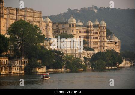 Vista di Udaipur e il palazzo della città dal Lago Pichola hotel. Rajasthan, India Foto Stock