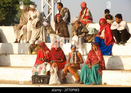 Rajasthani donne in stile locale e vestito. Pushkar, Rajasthan, India Foto Stock