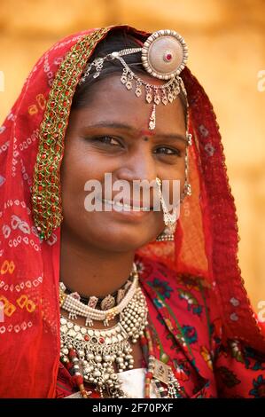 Ritratto di una donna di Rajasthani distintivo di Rajasthani e gioielli, Jaisalmer, India Foto Stock