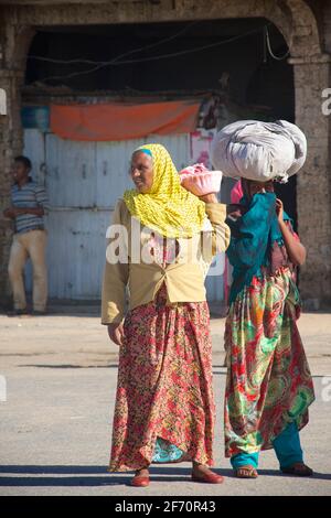 Harari donne vending prodotti in strada. Harar, Etiopia Foto Stock