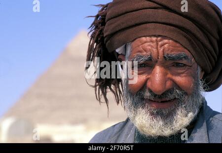 Locale egiziano 'guida' di fronte alla piramide di Khefren, Giza, Egitto. Foto Stock