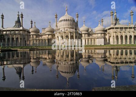 Il Royal Pavilion, Brighton. Riflesso in stagno ornamentale. Inghilterra Foto Stock