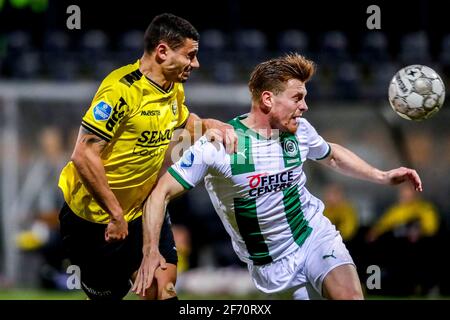VENLO, PAESI BASSI - 3 APRILE: Georgios Giakoumakis di VVV Venlo, Wessel Dammers del FC Groningen durante la partita olandese Eredivisie tra VV Venlo An Foto Stock