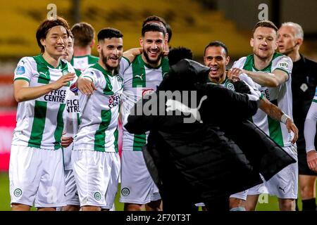 VENLO, PAESI BASSI - 3 APRILE: Squadra del FC Groningen che celebra la vittoria durante la partita olandese di Eredivisie tra VVV Venlo e FC Groningen a Covebo Foto Stock