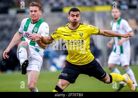 VENLO, PAESI BASSI - 3 APRILE: Wessel Dammers del FC Groningen, Georgios Giakoumakis del VVV Venlo durante la partita olandese Eredivisie tra VVV Venlo An Foto Stock