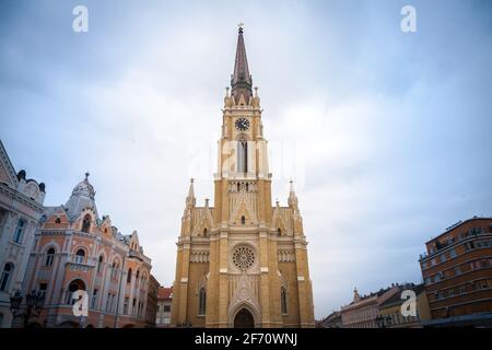 Il nome della Chiesa di Maria, conosciuta anche come Cattedrale cattolica di Novi Sad o crkva imena marijinog durante un pomeriggio di primavera nuvoloso. Questa cattedrale è una di Foto Stock