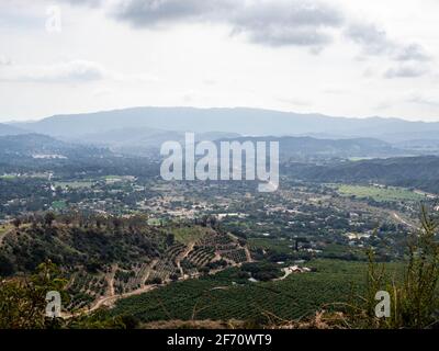 Valle di Ojai con i Monti di Tota Tota in lontananza un giorno di overcast Foto Stock