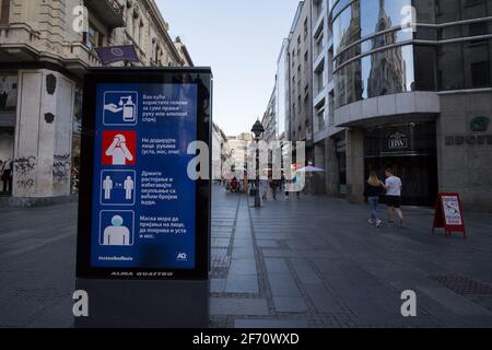 BELGRADO, SERBIA - 12 MAGGIO 2020: Manifesto in una strada per le mosse e i gesti di prevenzione del Coronavirus (lavarsi le mani, prendere le distanze sociali), volti a prevenire Foto Stock