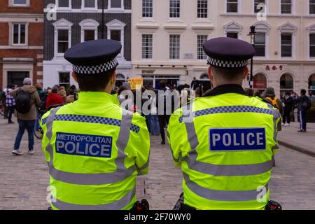 Londra, Regno Unito. 03 Apr 2021. I poliziotti che hanno guardato i manifestanti durante la dimostrazione.UN mese dopo il rapimento e l'omicidio di Sarah Everard, 33 anni, i manifestanti per i diritti delle donne hanno marciato nel centro di Londra cantando slogan e protestando ciò che hanno detto era stata una mancanza di azione da parte del governo e dei servizi di polizia. Sarah Everard scomparve il 3 marzo e il suo corpo fu trovato il 12 marzo. (Foto di Pietro Recchia/SOPA Images/Sipa USA) Credit: Sipa USA/Alamy Live News Foto Stock