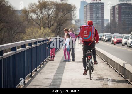 BELGRADO, SERBIA - 27 MARZO 2021: Il logo Donesi Dostava su una bicicletta su un ragazzo di consegna a Belgrado. Parte di Foodpanda, Donesi è un prodotto alimentare serbo Foto Stock