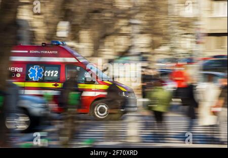 Bucarest, Romania - 01 aprile 2021: Un colpo di panico con un Servizio di emergenza per la rianimazione e l'Estrazione, breve chiamato SMURD, ambulanza in accelerazione Foto Stock