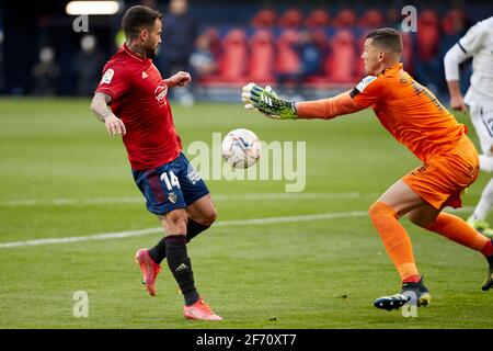 Pamplona, Spagna. 03 Apr 2021. Ruben García (centrocampista; CA Osasuna) e David Soria Solís (portiere; Getafe CF) in azione durante la partita spagnola la Liga Santander tra CA Osasuna e Getafe CF allo stadio Sadar.(Punteggio finale; CA Osasuna 0:0 Getafe CF) (Foto di Fernando Pidal/SOPA Images/Sipa USA) Credit/Alamy News Live Foto Stock