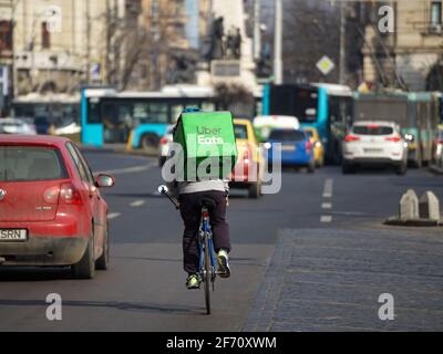 Bucarest, Romania - 24 febbraio 2021: Un corriere Uber mangia cibo consegna consegna il cibo a Bucarest, Romania. Foto Stock